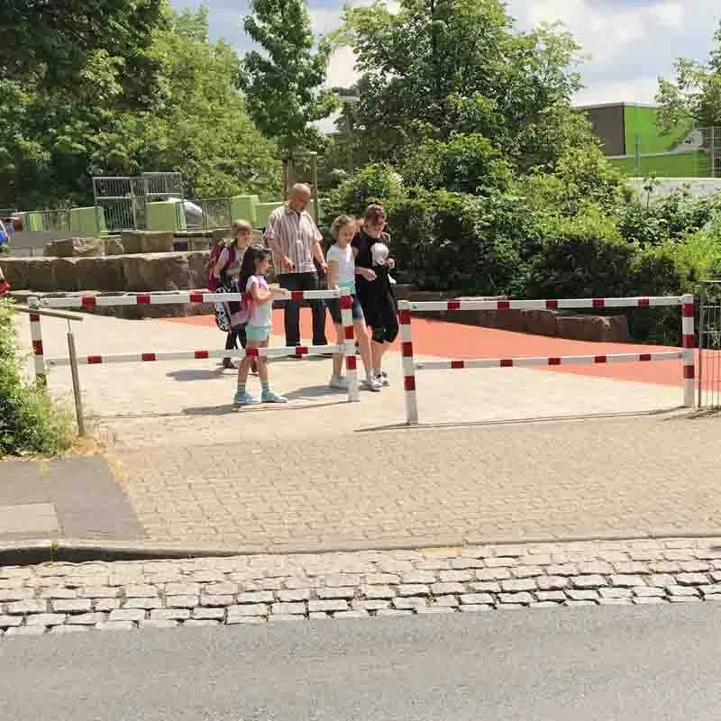 Wegesperren feststehend aus Vierkantrohr schraubbar, 4 Breiten, optionaler Knieholm
